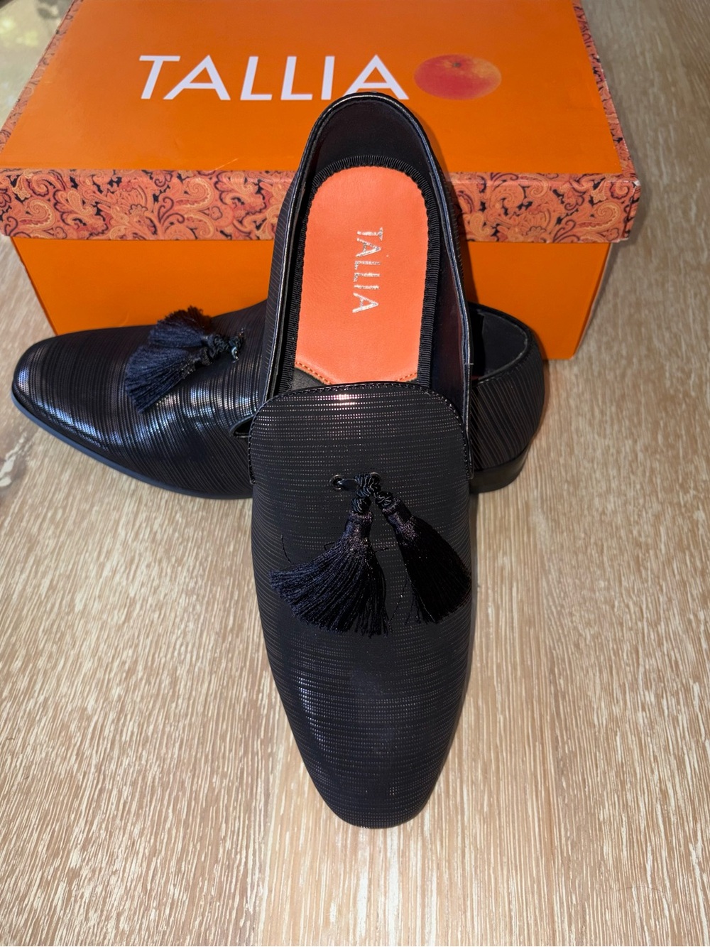 TALLIA Black Textured Tassel Loafers